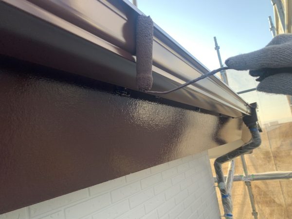 付帯部(軒樋)の上塗り２回目塗装作業状況