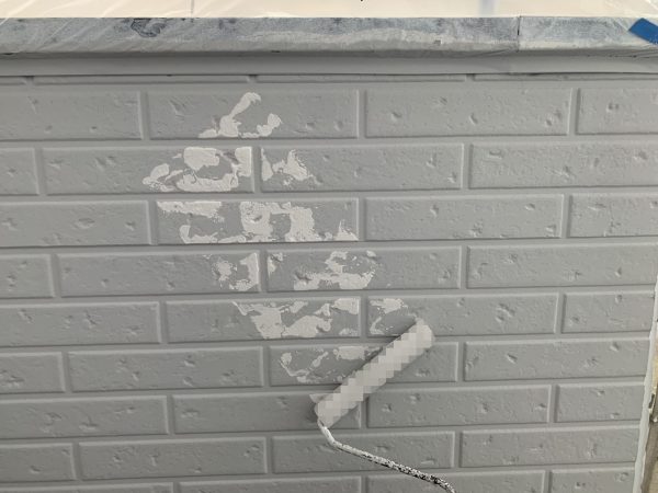 外壁のWBアートＢ色塗装作業状況