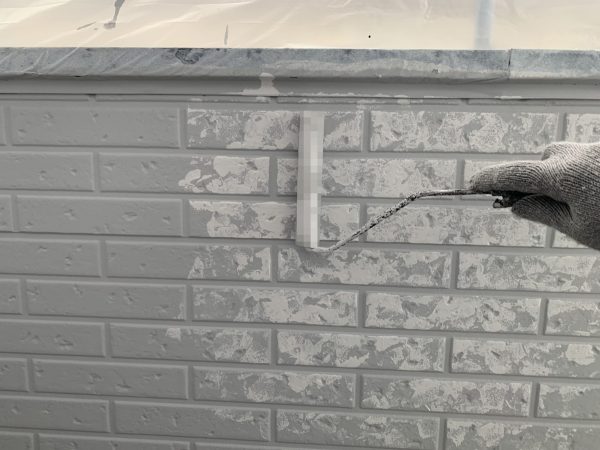 外壁のWBアートＢ色塗装作業状況