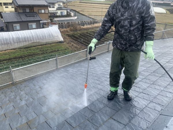 屋根の高圧洗浄作業状況