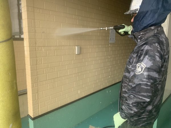 外壁の高圧洗浄作業状況