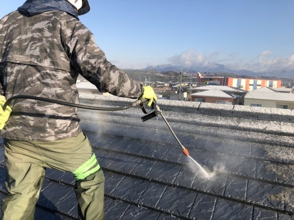 屋根の高圧洗浄作業状況