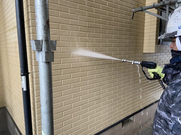 外壁の高圧洗浄作業状況