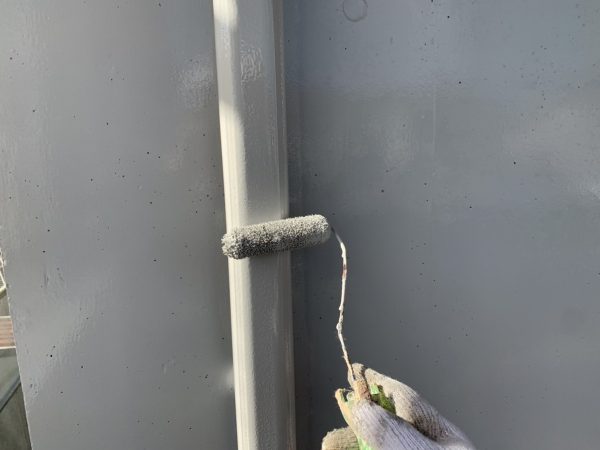 付帯部(クーラーホースカバー)の上塗り２回目塗装作業状況