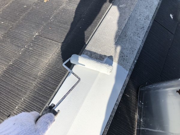 屋根板金の錆止め塗装作業状況