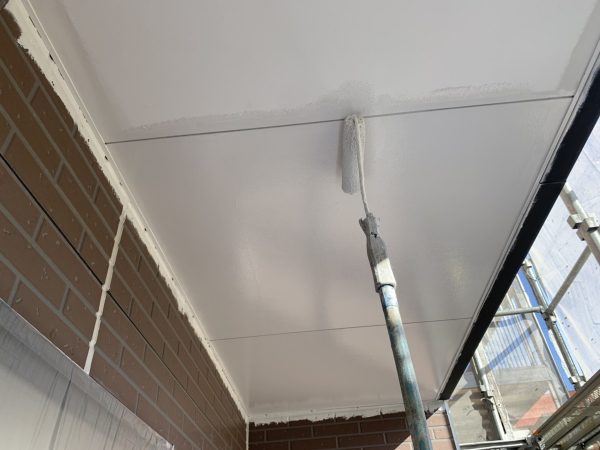 軒天井の塗装作業状況