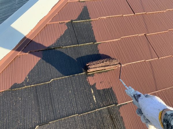 屋根の上塗り１回目塗装作業状況