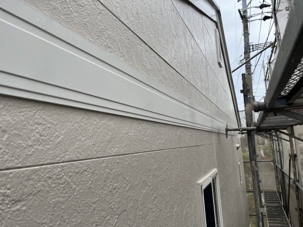 菊池市 泗水町 アパートA棟  屋根外壁塗装工事 付帯部塗装作業サムネイル