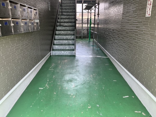 菊池市 泗水町 アパートA棟  屋根外壁塗装工事 塗り床下塗り作業サムネイル