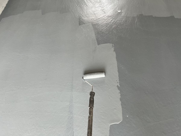 菊池市 泗水町 アパートA棟  屋根外壁塗装工事 塗り床中塗り・上塗り作業サムネイル