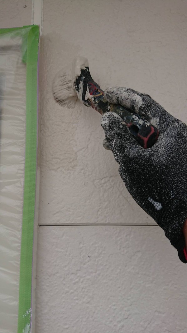 菊池市泗水町  アパートB棟 屋根外壁塗装工事 外壁中塗り・軒天塗装作業サムネイル