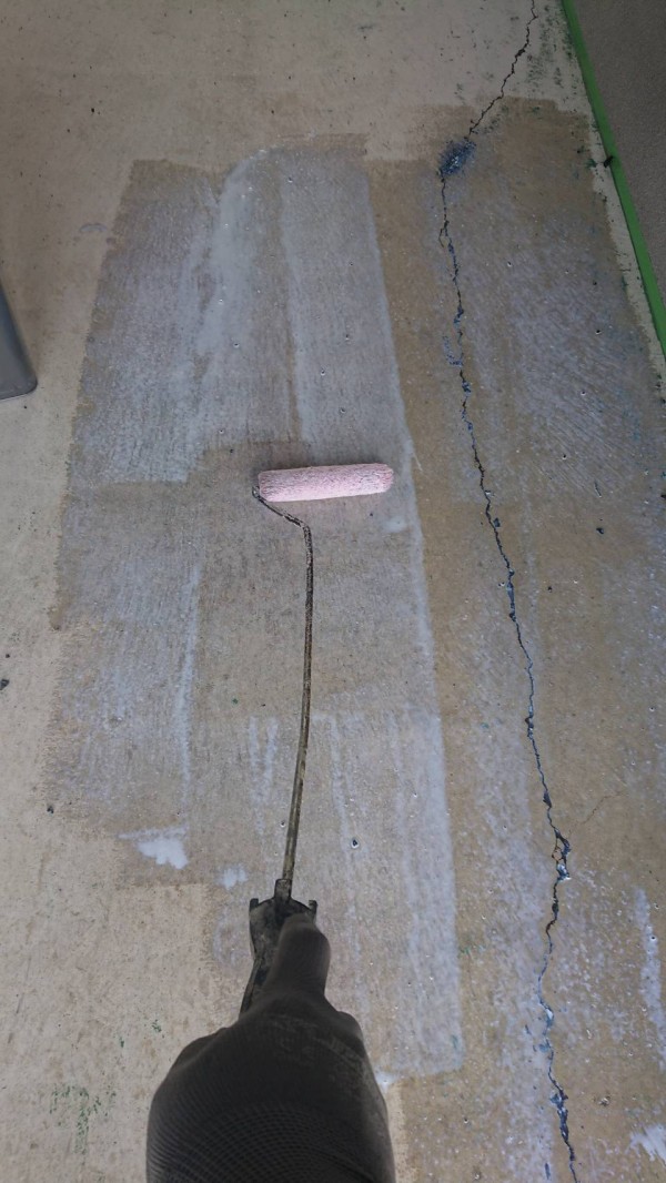 菊池市泗水町  アパートB棟 屋根外壁塗装工事 床の下塗り作業サムネイル