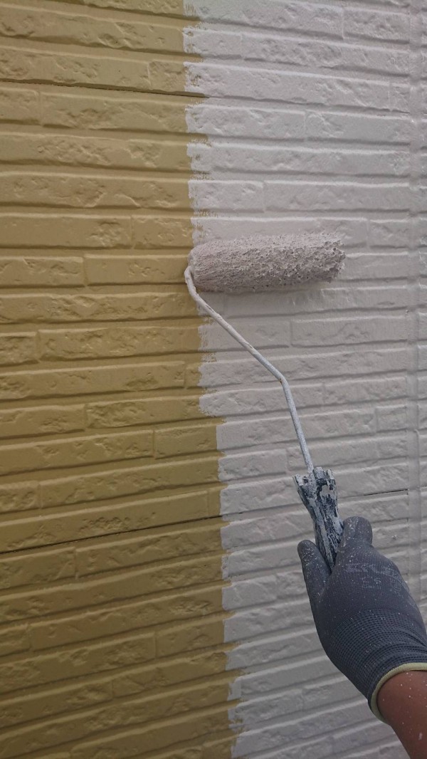 菊池市泗水町  アパートB棟 屋根外壁塗装工事 外壁の中塗り・上塗り作業サムネイル