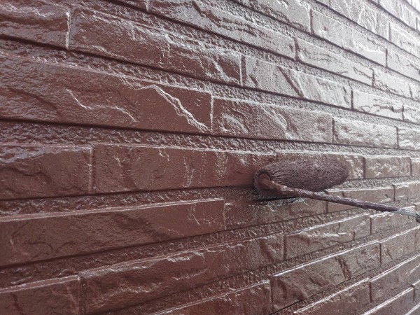 菊池市泗水町  アパート 屋根外壁塗装工事 外壁/軒天中塗り・上塗り作業サムネイル