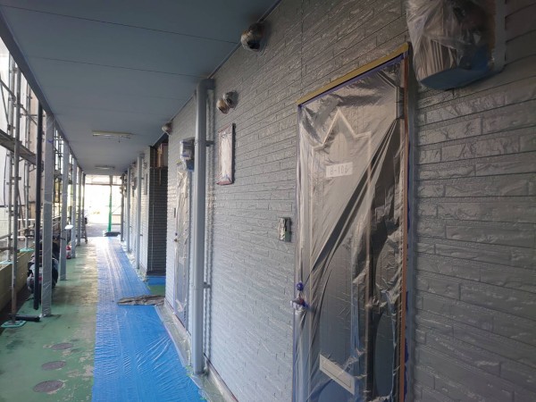 菊池市泗水町  アパート 屋根外壁塗装工事 外壁下塗り・中塗り 付帯部塗装サムネイル