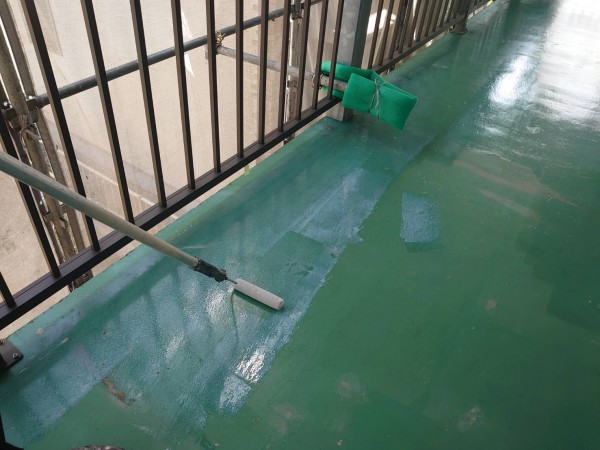 菊池市泗水町  アパート  屋根外壁塗装工事 塗り床 下塗りサムネイル