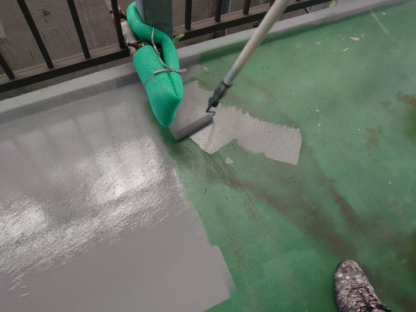菊池市泗水町  アパート 屋根外壁塗装工事 塗り床 中塗りサムネイル